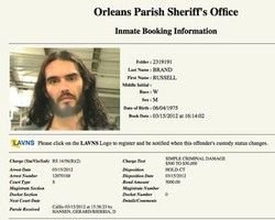 Russell Brand Ditangkap Polisi Karena Lempar iPhone Paparazzi