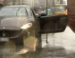 Prak!!! Pintu Maserati Ini Disenggol Bus