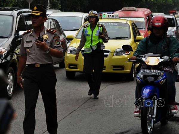 Lenteng Agung Mengular Panjang