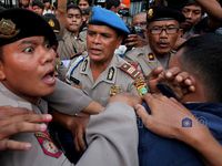 Aksi Dorong Warnai Demo BBM di Kantor Jero Wacik