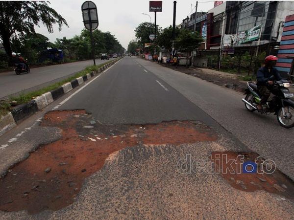 Duh...Jalan Kalimalang Dibiarkan Penuh Lubang