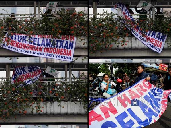 Mahasiswa Robek Spanduk Pro BBM Naik