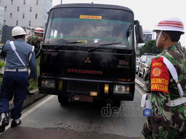 TNI Turun Gunung Sterilkan Jalur Busway