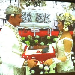 Resmi Menikah, Zumi Zola dan Sherrin Menangis