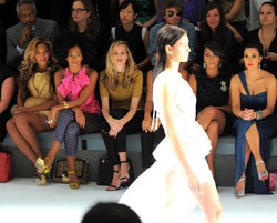 Seleb Dunia Dibayar Jadi Tamu Fashion Show, Bagaimana di Indonesia?