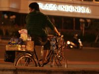 Mengais Rezeki di Malam Hari
