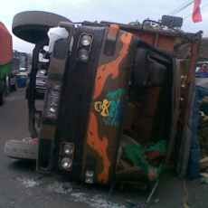 Truk Muat Balok Kayu Terguling, Lalin Ngopak Padat