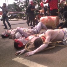 Tolak BBM, Massa GMNI Gelar Aksi Teaterikal