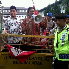 Mahasiswa Penolak Kenaikan BBM Paksa 2 Pejabat Naik Bak Sampah