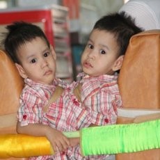 Wanda dan Wandi Gemar Nonton Film Upin-Ipin