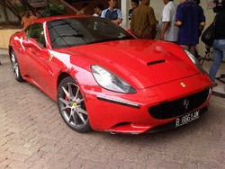 Ditanya Soal Gaji dari Nazaruddin, Hotman Tunjukkan Kunci Ferrari