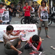 Tolak BBM Naik, Massa PMII Yogya Blokir Jalan