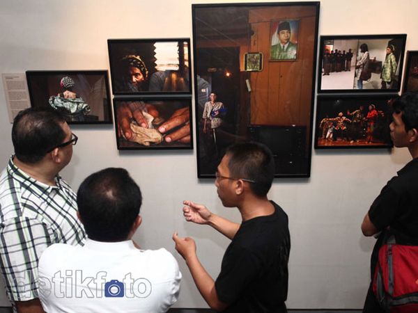 Menyimak Cerita dalam Foto