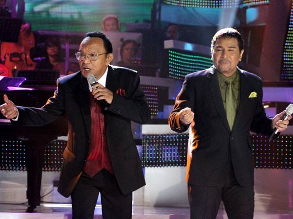 Bob Tutupoli dan Harvey Malaiholo Duet