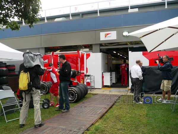 Paddock yang Sibuk