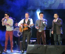 Histeria Konser Penuh Cinta Rick Price dan Kahitna