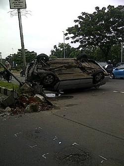 Tabrak Pembatas Jalan, Sedan Terbalik di Kemayoran