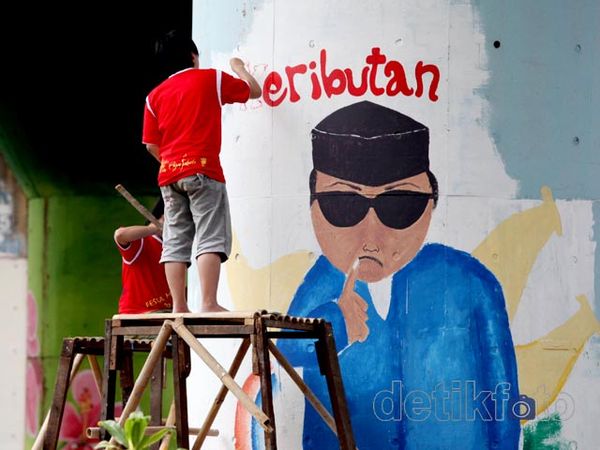 Melukis Pesan Moral Lewat Mural