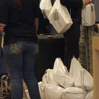 New iPad Diborong Pedagang Gadget Black Market