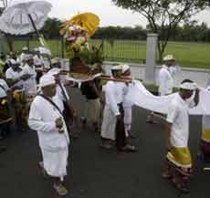 Ribuan Umat Hindu Upacara Melasti