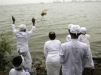 Jelang Nyepi, Umat Hindu Lakukan Upacara Melasti