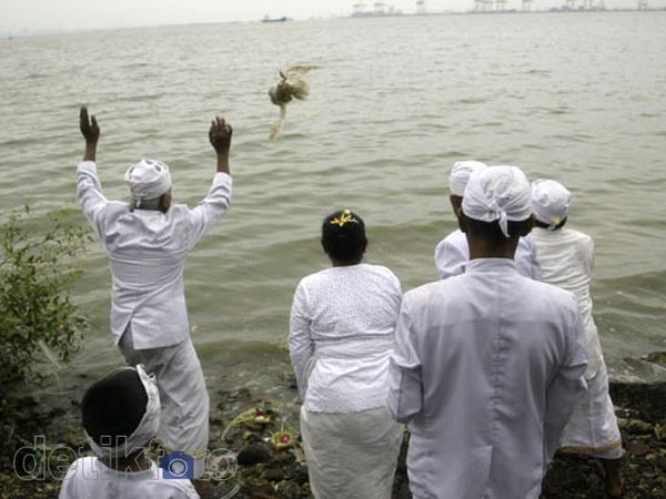 Jelang Nyepi, Umat Hindu Lakukan Upacara Melasti