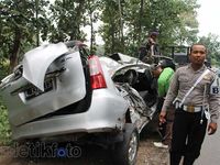 Sugeng Rahayu Seruduk Avanza, 3 Tewas