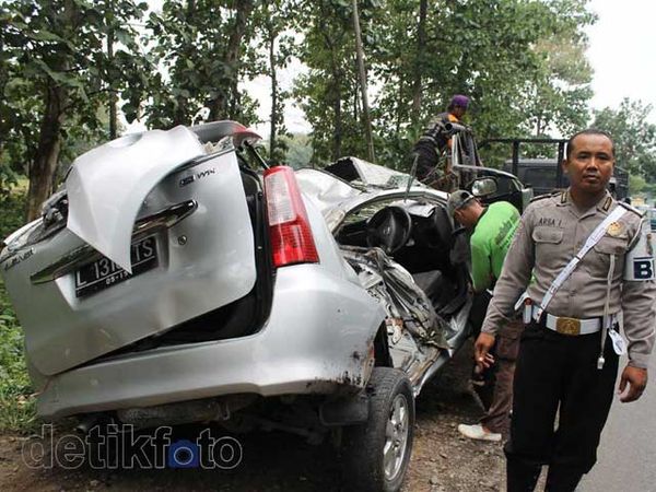 Sugeng Rahayu Seruduk Avanza, 3 Tewas