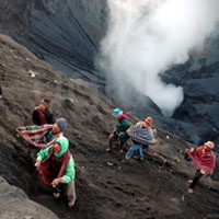 4 Hari Tertutup Longsor, Jalur ke Lautan Pasir Bromo Dibuka