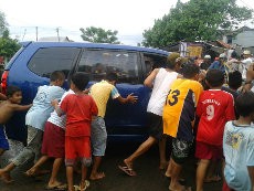 Hindari Tabrakan, Avanza di Makassar Nyemplung ke Kanal
