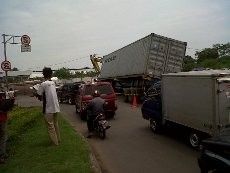Rem Rusak, Truk Trailer Tabrak Lokasi Proyek di Semarang