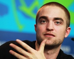 Disuruh Melucu, Robert Pattinson Ketakutan