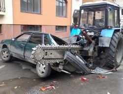 Parkir Sembarangan, Mobil Dimutilasi Pakai Gergaji Raksasa