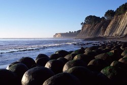 Eh, Ada Pantai Bola Bowling di California