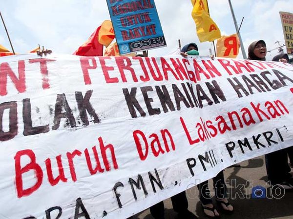 Harga BBM Naik untuk Bayar Utang Rp 2.000 T ?