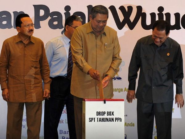 SBY Sampaikan SPT PPh 2011