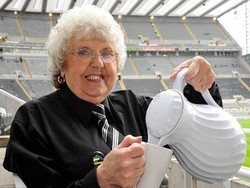 Ternyata Tea Lady Newcastle United Belum Pernah Nonton Bola Langsung!