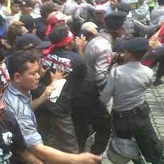 Demo Warga Blitar Terkait Kelud Sempat Ricuh Sebelum Bubar