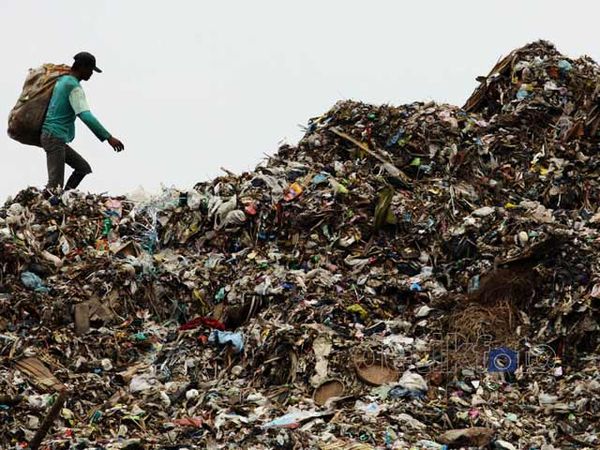 Gunung Sampah Rezeki Pemulung