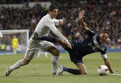 Cristiano Ronaldo berebut bola dengan Weligton Robson. Reuters/Andrea Comas