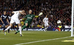 Karim Benzema berhasil membawa El Real memimpin lewat golnya, tetapi di menit-menit akhir, gol Santi Cazorla membuyarkan kemenangan tuan rumah. Reuters/Andrea Comas.
