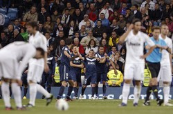 Ekspresi Cazorla saat berhasil membobol gawang Iker Casilas. Reuters/Andrea Comas