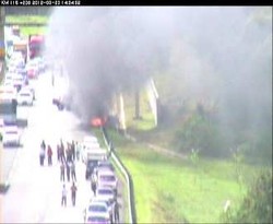 Mobil Tabrak Pembatas Jalan & Terbakar di Cipularang, Arah Bandung Macet