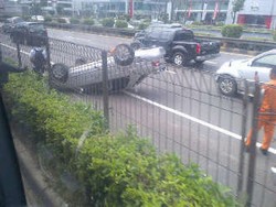  Sedan Terbalik di Tol Dalam Kota, Cawang ke Pancoran Tersendat