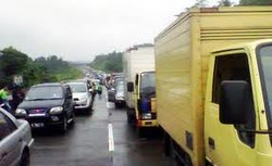  Imbas Truk Boks Muatan Air Terguling, Tol Priok ke Cawang Tersendat