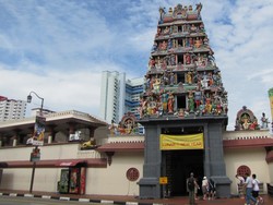 Mengagumi Sri Krishna di Sri Mariamman Temple, Singapura
