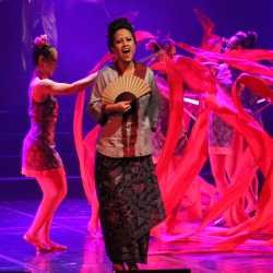 Kabaret Oriental: Anak Emas Menyatukan Keluarga Juragan Batik