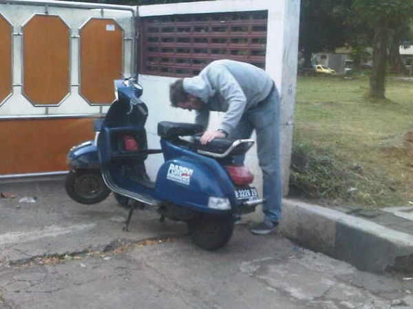 Bule dan Vespa Mogok
