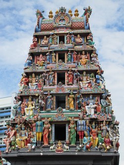Mengagumi Sri Krishna di Sri Mariamman Temple, Singapura