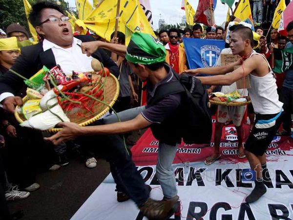 Massa Tidak Surut Demo Istana Jakarta